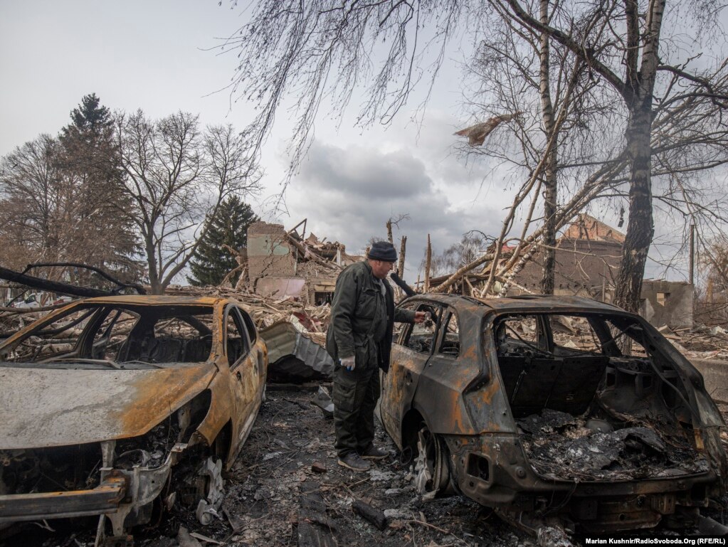 Vetura e shtëpi të shkatërruara në rajonin e Kievit më 4 mars. Fotografitë janë realizuar nga korrespondenti i REL-it, Marian Kushnir.