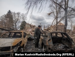 Vetura e shtëpi të shkatërruara në rajonin e Kievit më 4 mars. Fotografitë janë realizuar nga korrespondenti i REL-it, Marian Kushnir.