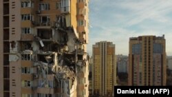 Снимка, направена на 26 февруари, показва разрушенията,причинени от руски ракети в жилищен квартал на Киев. На десетият ден от войната градът продължава да е под обстрел.