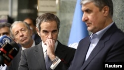 محمد اسلامی، رئيس سازمان انرژی هسته‌ای ایران (راست) در کنار رافائل گروسی، مدیرکل آژانس بین‌المللی انرژی اتمی