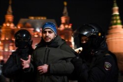 Një qytetar duke u arrestuar gjatë një proteste në Moskë kundër luftës në Ukrainë. 2 mars 2022.