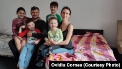Familia de refugiați ucraineni care locuiesc acum în casa pusă la dispoziție de Mihai, reamenajată cu ajutorul voluntarilor.