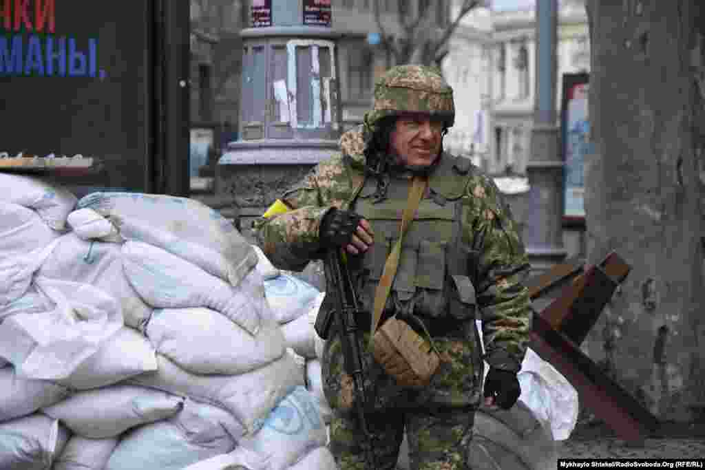 Az ukrán erők katonái között fiatalok és idősek egyaránt vannak. Azt mondják, készen állnak harcolni