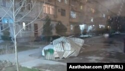 Во дворах в центре Ашхабада крыши падали на машины