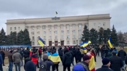 Ukrainasit protestojnë në qytetin e kontrolluar nga forcat ruse