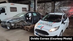 Mașina ONG-ului de educație rutieră coordonat de Mihai, lângă autoturismul avariat total, pe care l-a transportat la Cluj pe platformă.