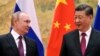 Președintele chinez Xi Jinping (d), și președintele rus Vladimir Putin discută în timpul întâlnirii lor de la Beijing, China, vineri, 4 februarie 2022.