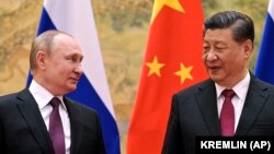 Președintele chinez Xi Jinping (d), și președintele rus Vladimir Putin discută în timpul întâlnirii lor de la Beijing, China, vineri, 4 februarie 2022.