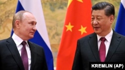 Президент Китая Си Цзиньпин (справа) и президент России Владимир Путин во время встречи в Пекине, 4 февраля 2022 года