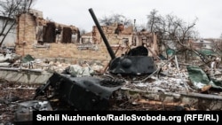 Уничтоженный танк в поселке Буча под Киевом, где ранее были замечены военнослужащие из Чечни. 1 марта 2022 года