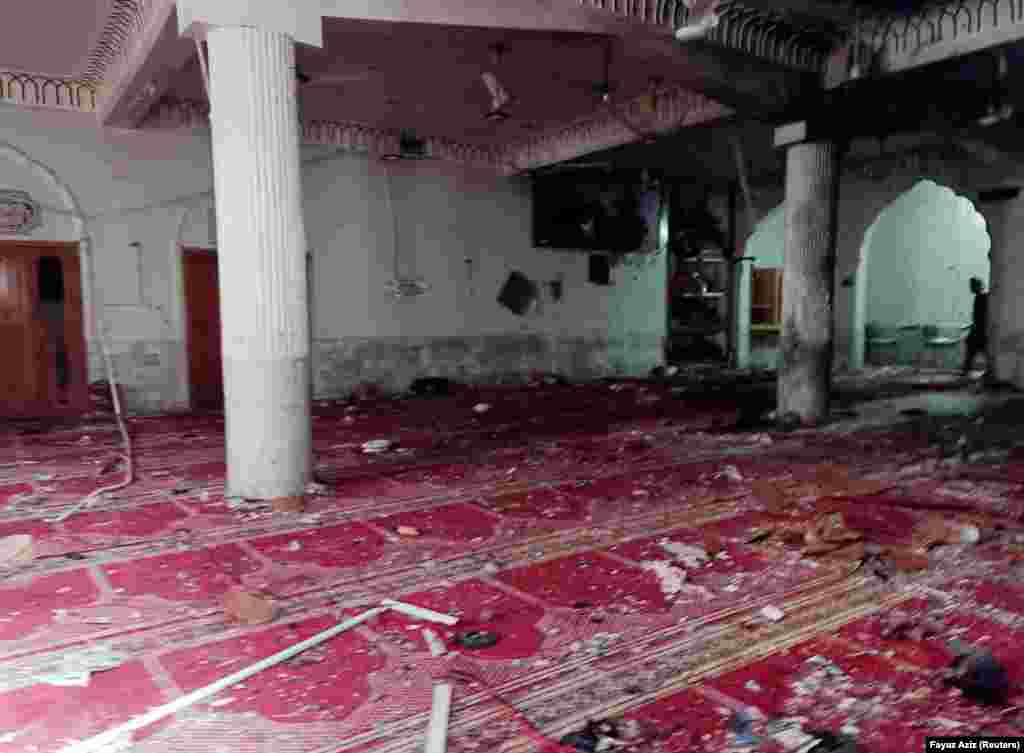 Unutrašnjost džamije nakon eksplozije bombe koja se desila tokom molitve petkom u Pešavaru, Pakistan, 4. marta 2022.