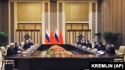 Президент Китая Си Цзиньпин (четвертый справа) и президент России Владимир Путин (четвертый слева) во время встречи в Пекине 4 февраля, на которой стороны объявили о «безграничном» партнерстве