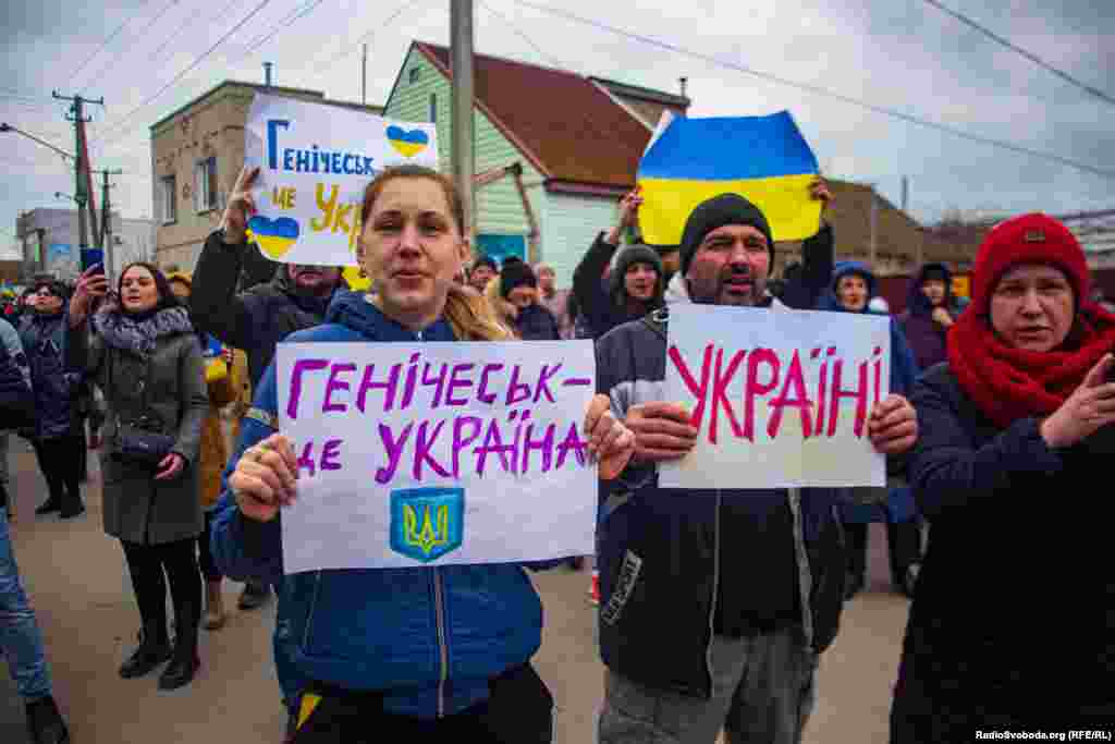 Люди держали в руках плакаты с надписью &laquo;Геническ &ndash; это Украина&raquo;