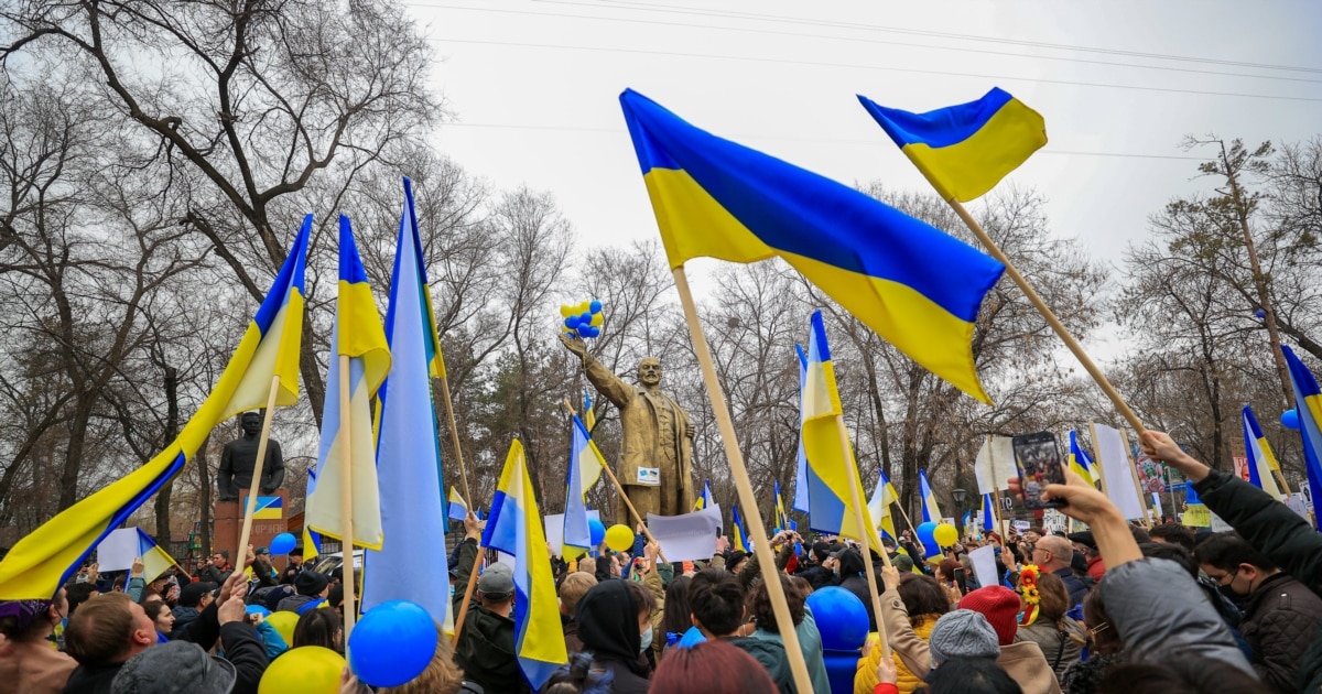 Қара жігіт жалаңаш өзбек әйелін сиқыған Колготкидегі кемпірлердің порно видеолары