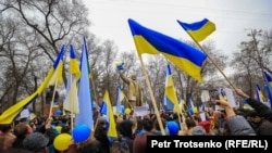 Украинские флаги на антивоенном митинге в Алматы. 6 марта 2022 года