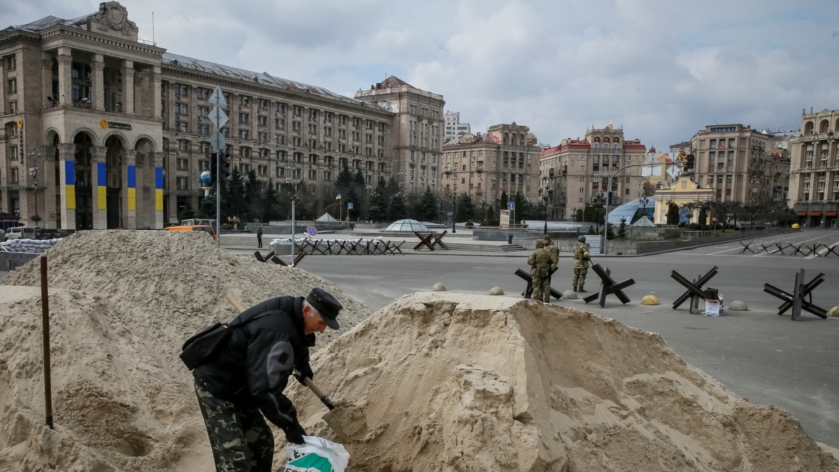 Как живет киев 2023. Противотанковые Ежи в Киеве. Киев улицы. Харьков город. Мэрия Харькова.