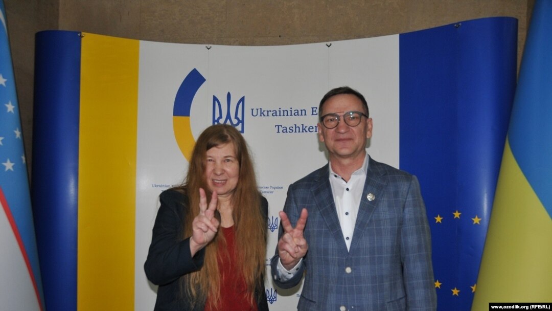 Ўзбекистонлик журналист Марина Козлова Украинанинг Ўзбекистондаги фавқулодда ва мухтор элчиси Микола Дорошенко билан.