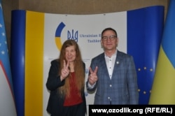 O‘zbekistonlik jurnalist Marina Kozlova Ukrainaning O‘zbekistondagi favqulodda va muxtor elchisi Mikola Doroshenko bilan.