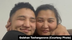 Miras Tasharghanov, prikazan ovdje sa svojom majkom Gulzhan Tasharghanovom, mislio je da ide raditi u rusku tvornicu za preradu mesa. Umjesto toga, završio je u Ukrajini kao pripadnik ruske vojske.