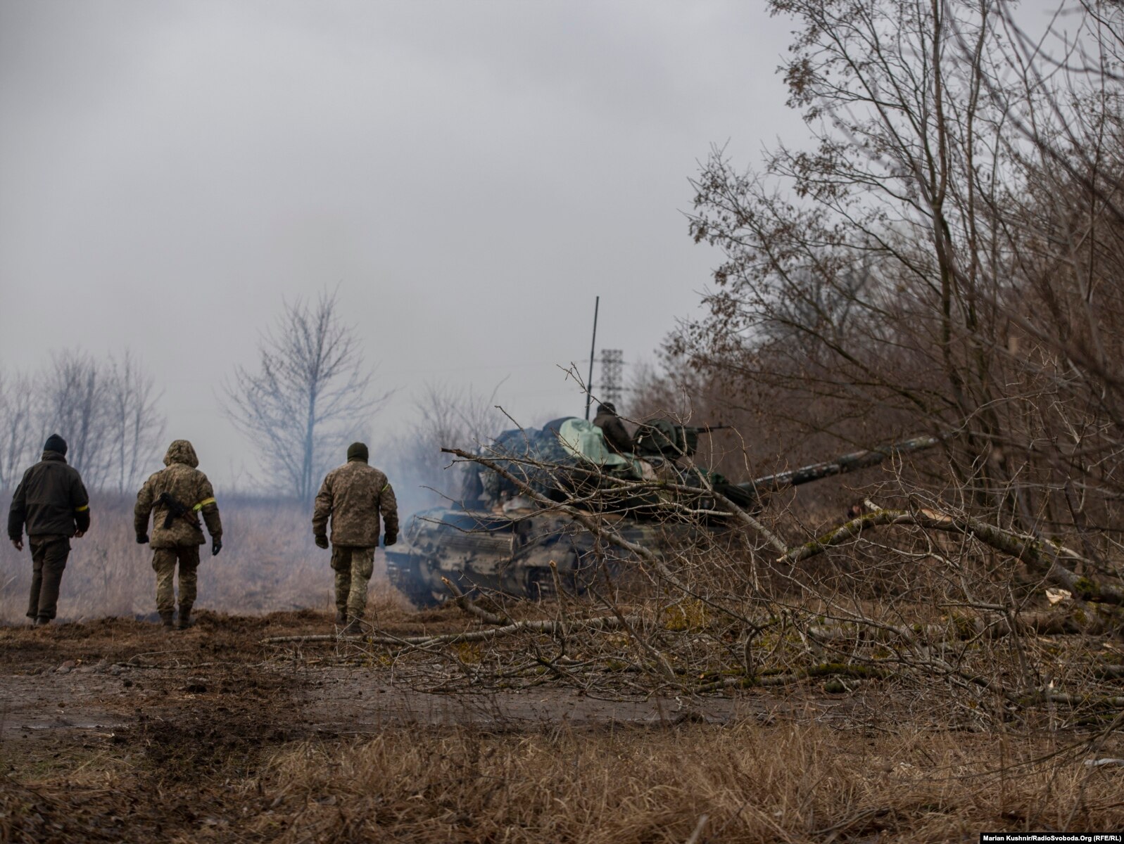 Fotografi e realizuar nga Marian Kushnir, që shfaqin një tank rus të shkatërruar nga forcat ukrainase në Marakov në rajonin e Kievit më 4 mars 2022.