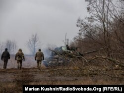 Fotografija koju je napravio Marian Kushnir prikazuje ruski tenk koji su uništile ukrajinske snage u Marakovu u Kijevskoj regiji 4. marta 2022.