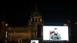 Demonstranti gledaju na ekranu govor uživo ukrajinskog predsjednika Volodimira Zelenskog tokom antiratnog skupa u Pragu, Češka Republika, 4. marta 2022.