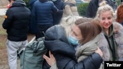Președinta Maia Sandu întâmpinând refugiați ucraineni la punctul de trecere de la Otaci, pe 27 februarie.