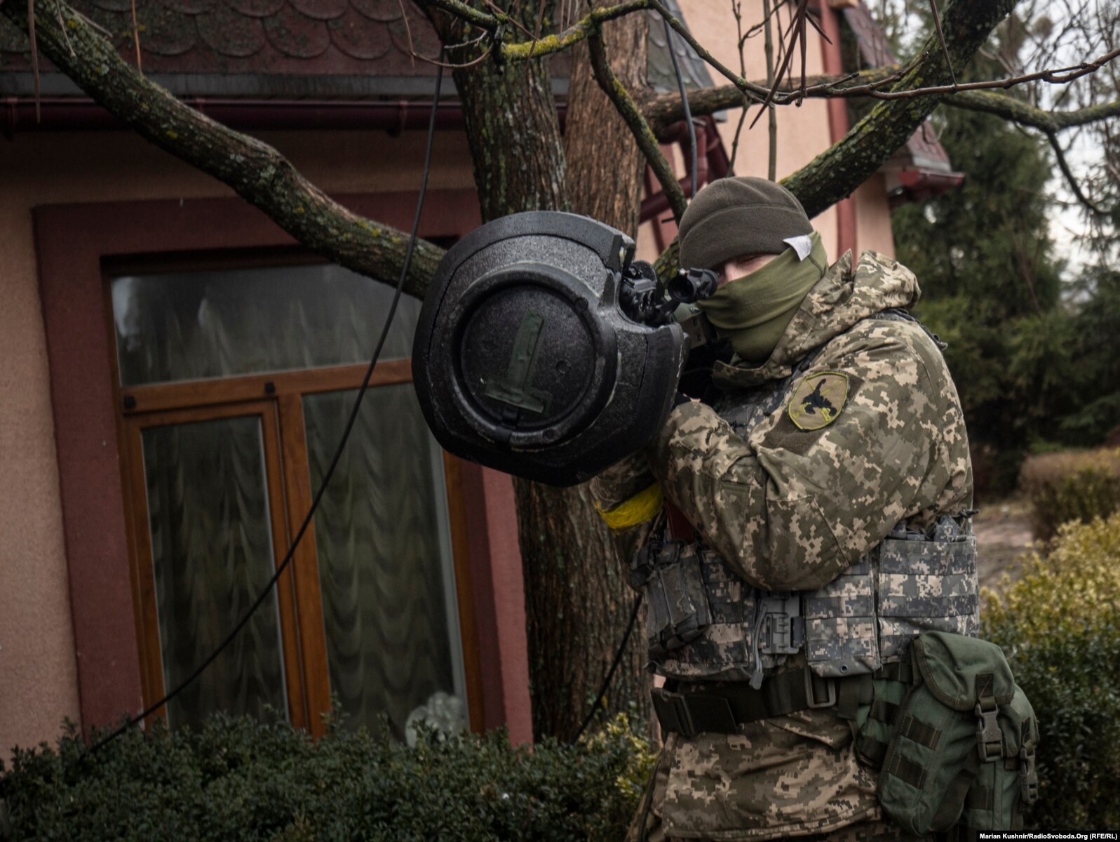 Një ushtar ukrainas me një armë anti-tank në rajonin e Kievit më 4 mars. Fotografi e realizuar nga korrespondenti i REL-it, Marian Kushnir.