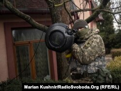 Një ushtar ukrainas me një armë anti-tank në rajonin e Kievit më 4 mars. Fotografi e realizuar nga korrespondenti i REL-it, Marian Kushnir.