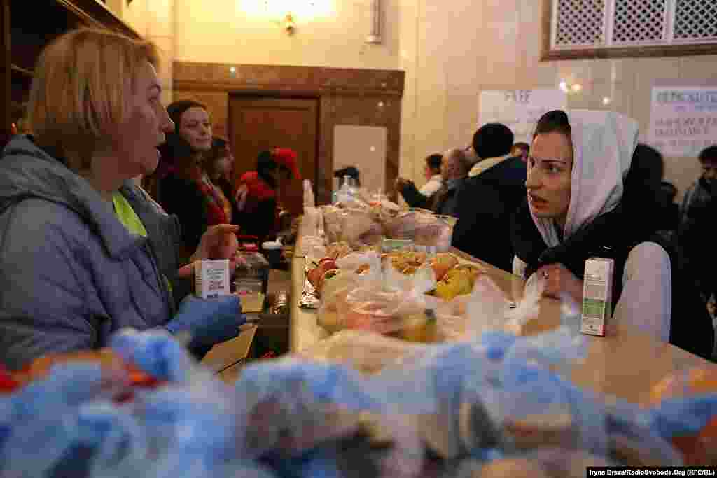 Волонтери годують людей гарячими стравами.&nbsp;Ужгород, Закарпатська область, 3 березя 2022 року