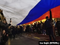 Na skupu je istaknuta velika zastava Ruske Federacije (4. mart 2022)