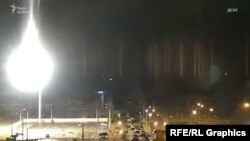 Zamrznuti snimak projektila koje su ispalile ruske snage na objekat kod najveće ukrajinske nuklearne elektrane Zaporožje, u četvrtak, 4. marta 2022. 