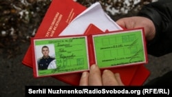 Документи і папери військовослужбовців Росії, знайденні на місці бою у Бучі, що під Києвом,1 березня 2022 року