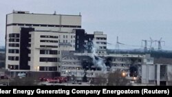Clădirea de birouri de la centrala nucleară de la Zaporojie/Ucraina, după incendiul provocat de trupele rusești în noaptea de joi spre vineri. Imaginea a fost publicată de autoritățile de la Kiev pe 4 martie 2022. 