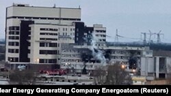 Поврежденное административное здание Запорожской АЭС после российского обстрела 4 марта 2022 года