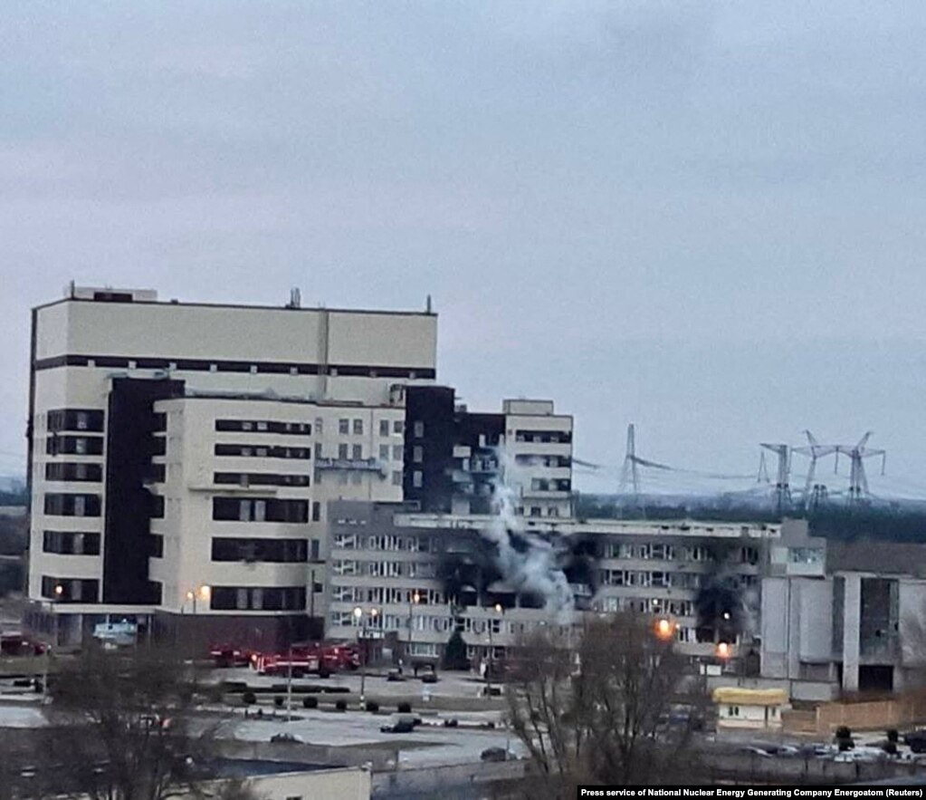 Pamja tregon një ndërtesë administrative të dëmtuar të termocentralit bërthamor Zaporizhja, nga pushtimi rus i Ukrainës, në Enerhodar, rajoni i Zaporizhja, Ukrainë, në këtë foto të publikuar më 4 mars 2022. (Shërbimi për shtyp i Kompanisë Kombëtare të Gjenerimit të Energjisë Bërthamore Energoatom)