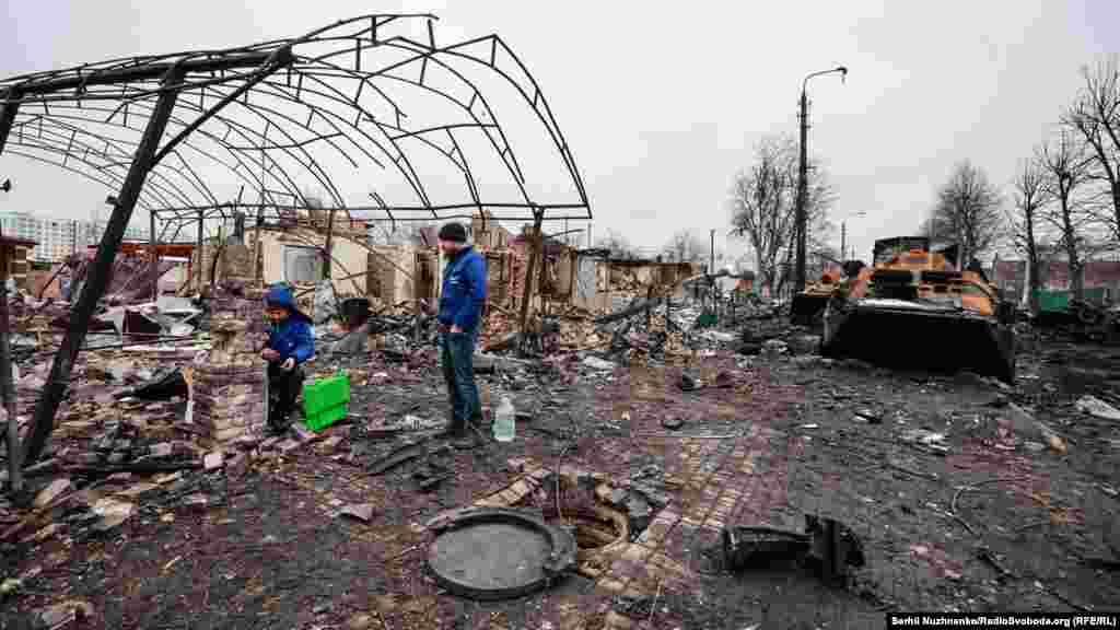 Ремонтные бригады пытаются починить интернет. Город Буча, Киевская область, 1 марта 2022 года