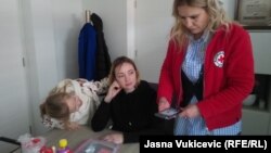 Porodica Pupčenko, koja očekuje prinovu u maju, zatražila je azil u Crnoj Gori (Ukrajinka Marina Pupčenko i kćerka Kira, na fotografiji sa Milicom Vučetić iz budvanskog Crvenog krsta)