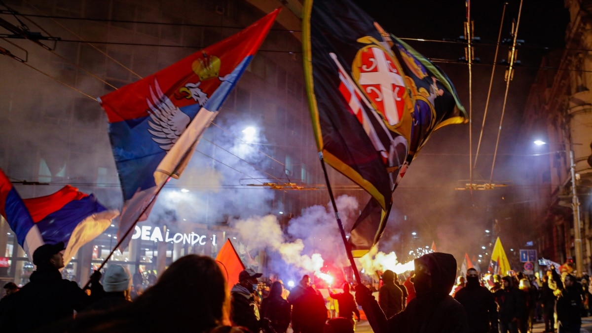Няколко хиляди души се събраха в Белград в петък вечерта,
