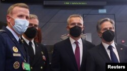 Comandantul forțelor SUA în Europa - generalul Tod D. Wolters, secretarul general al NATO - Jens Stoltenberg și secretarul de stat american Antony Blinken, la conferința miniștrilor de externe ai NATO de vineri, 4 martie 2022