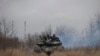 Двоє танкістів, один з яких російський офіцер-командир взводу, вирішили здатися, вказують у штабі ООС