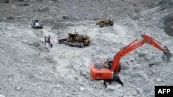 Soldiers were using heavy machinery on April 9 to search for avalanche victims, including 124 soldiers, during rescue operations at the Siachen Glacier.