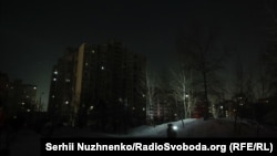 Kievul, într-o noapte de ianuarie 2026, cu iluminatul stradal oprit din cauza bombardamentelor rusești