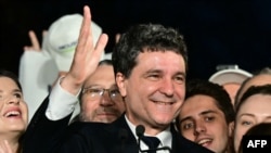 Nicușor Dan, bucurându-se în mijlocul suporterilor la sediul său de campanie, după ce sondajele exit-poll l-au declarat învingător al turului doi al alegerilor prezidențiale din România, pe 18 mai 2025 