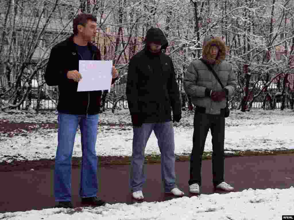 Nemtsov was soon joined by two men covering their faces. 