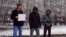 К одиночному пикету Немцова присоединились люди, которые честно признались, что они - провокаторы.