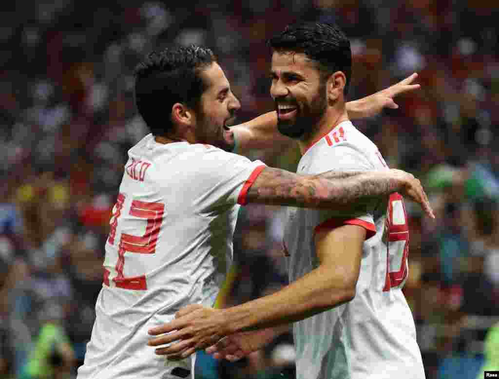 Soccer Football - World Cup - Group B - Iran vs Spain - Kazan Arena, Kazan, Russia - June 20, 2018 Spain's Diego Costa celebrates scoring their first goal with Isco REUTERS/Sergio Perez