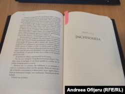 Ultima parte a cărții Patriot este despre înschisoarea în care și-a petrecut ultimii trei ani din viață. Navalnîi a transmis multe din însemnări apropiațiilor lui care îl sunau.