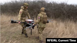 Українські військові готують запуск дрона на Покровському напрямку, березень 2026 року