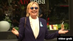 Гілларі Клінтон з’явилася на публіці через кілька годин після інциденту, коли відпочила в будинку своєї доньки у Нью-Йорку, 11 вересня 2016 року
